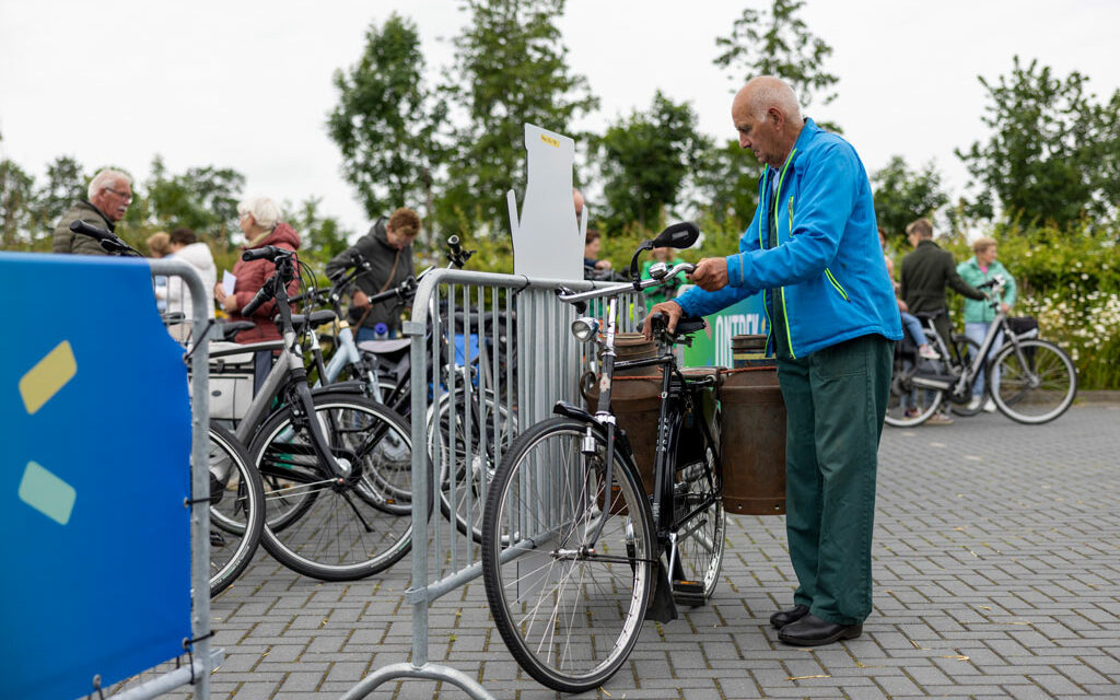 2024 - Rouveen_bijna duizende fietsers stappen op voor de melkbussenroute